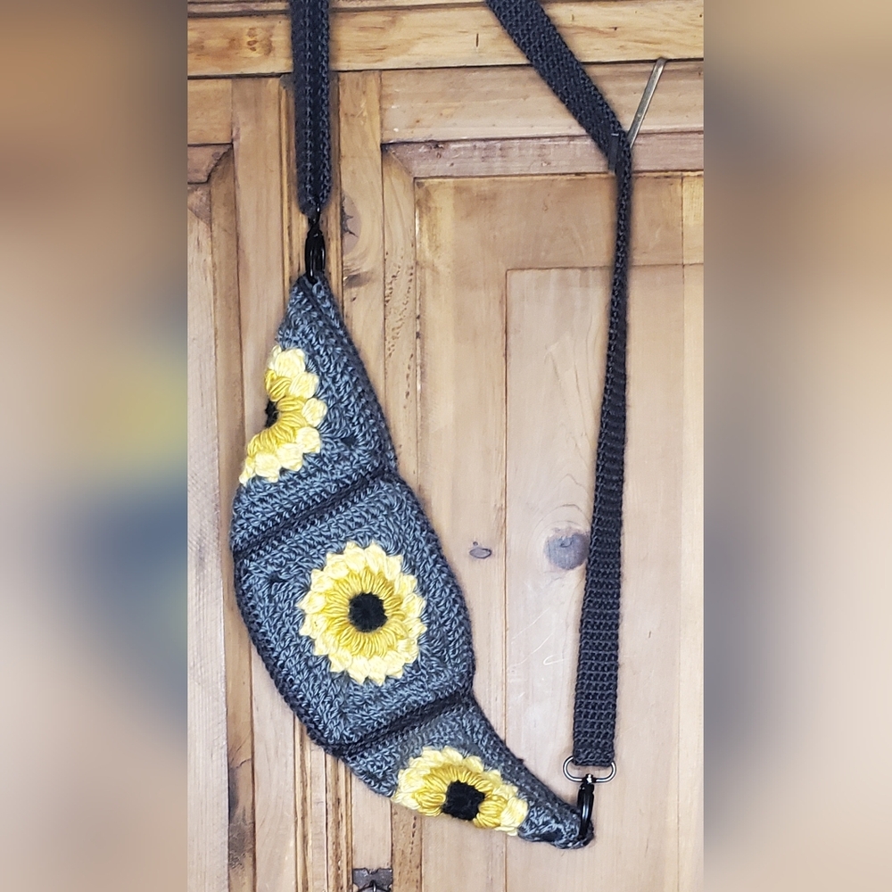 Sunflower Crochet Crossbody Bag in Gray and Yellow